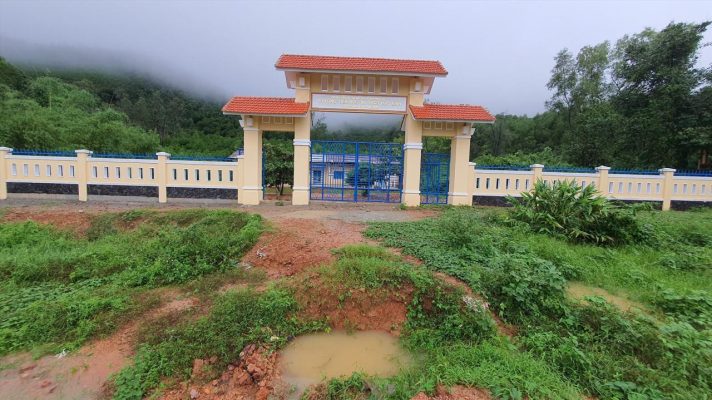 Cổng Trường Xây To Đẹp Nhưng Học Sinh Phải Học Trong Phòng Dột Nát