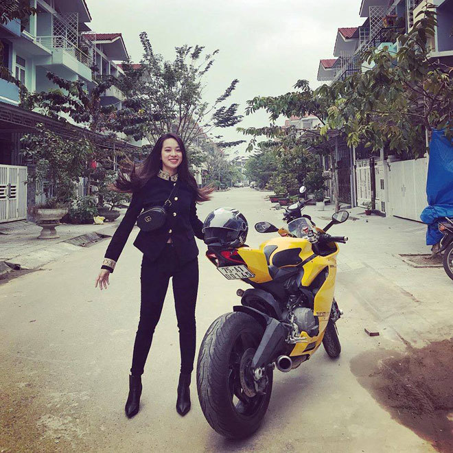 Cô gái Huế cưỡi mô tô nửa tỷ trên phố gây xôn xao là ai? Cô Gái Huế Cưỡi Mô Tô Nửa Tỷ Trên Phố Gây Xôn Xao Là Ai?