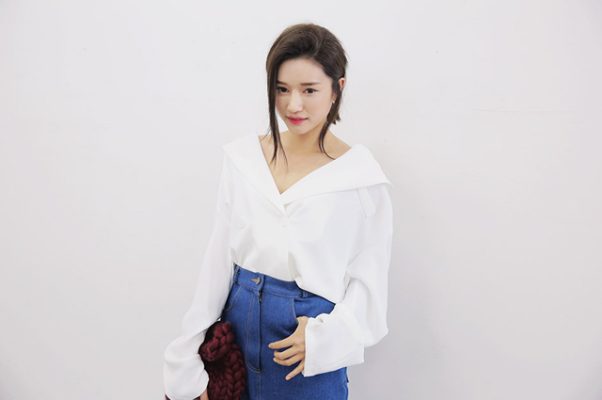 Những Kiểu Áo Cổ Chữ V Giúp Chị Em Che Khuyết Điểm Cực Tốt
